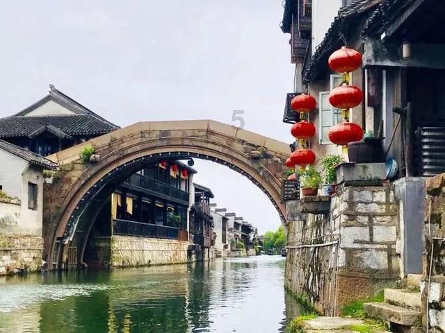 新华社快讯：美国中央司令部23日说，美军对伊拉克境内三处设施实施了打击